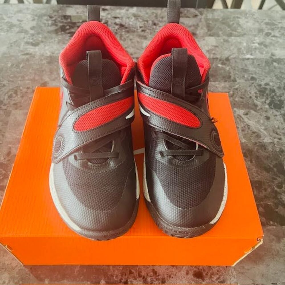 Nike Team Hustle D 11 Boys Size 3Y Black Red White Basketball Shoes